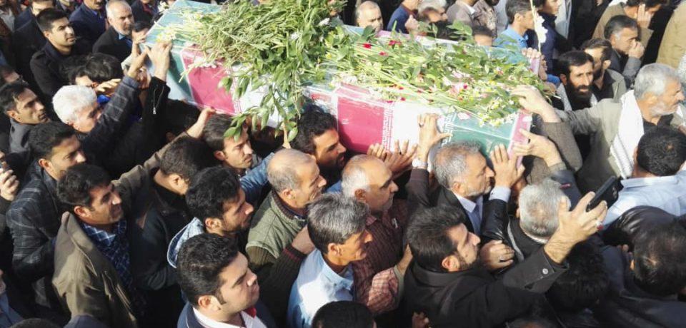 گزارش تصویری: تشییع و خاکسپاری شهید تازه تفحص شده در کازرون/ عکس: علی گلچین