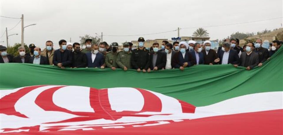 اهتزاز پرچم جمهوری اسلامی ایران در ارتفاع ۴۰ متری میدان بعثت