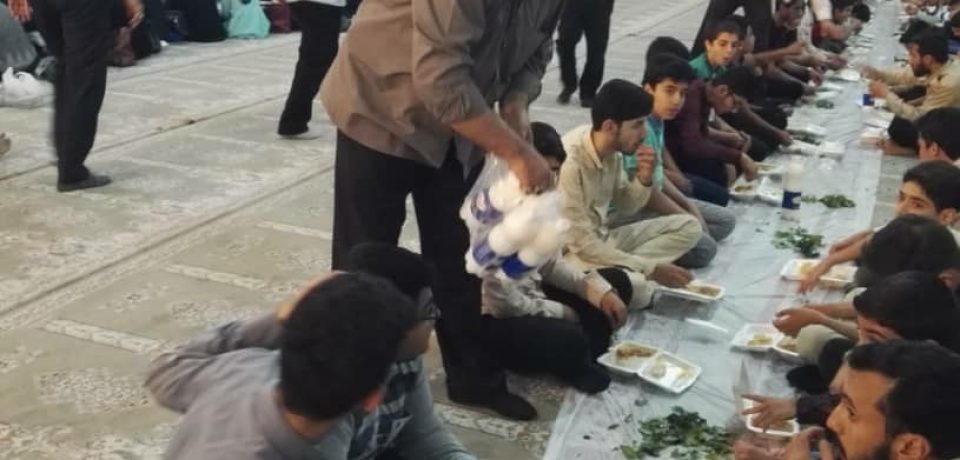 گزارش تصویری: افطاری در مصلای نماز جمعه کازرون/ عکاسان: علی و علیرضا گلچین